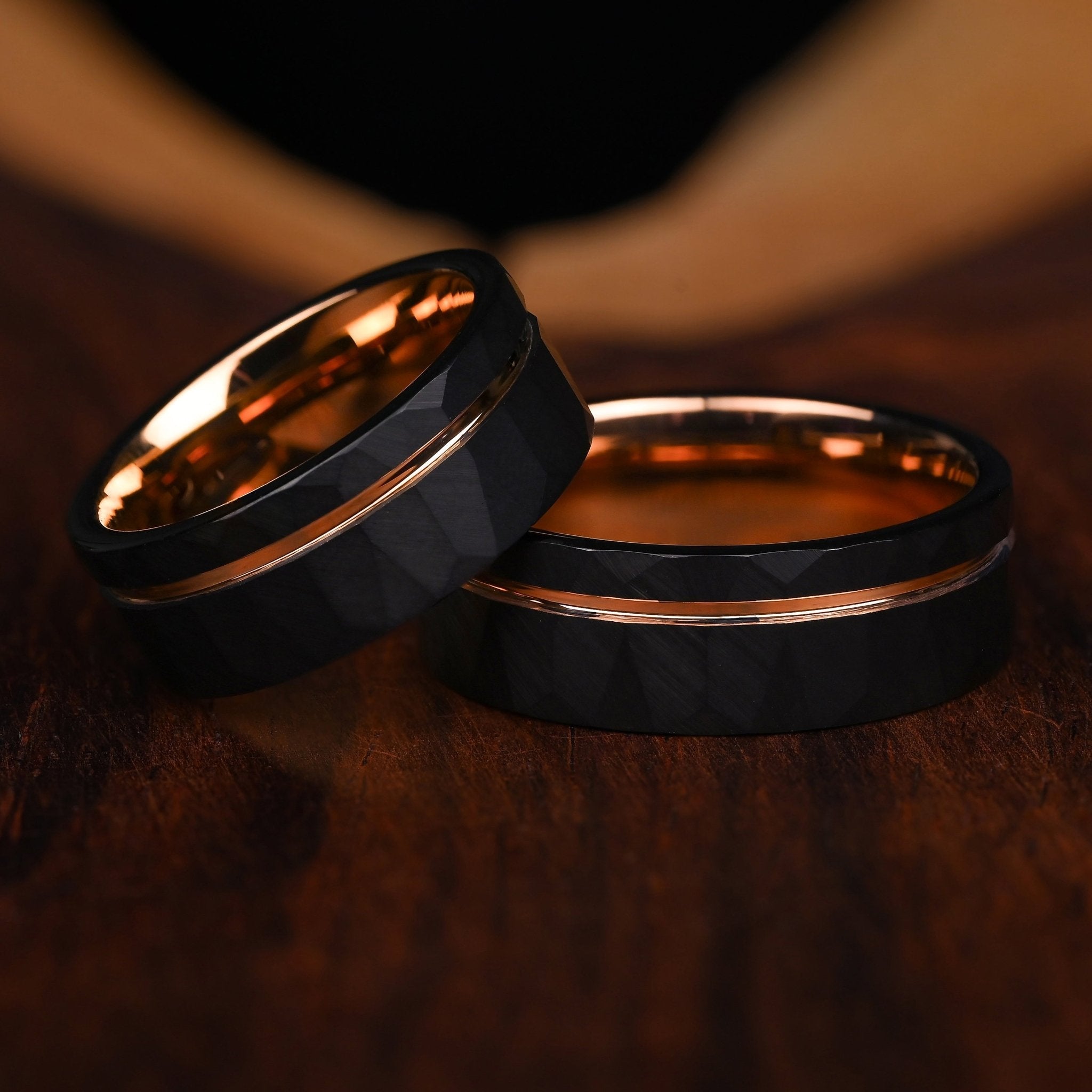 Schwarze Wolfram Ringe für Paare mit Roségoldstreifen und robustem Design