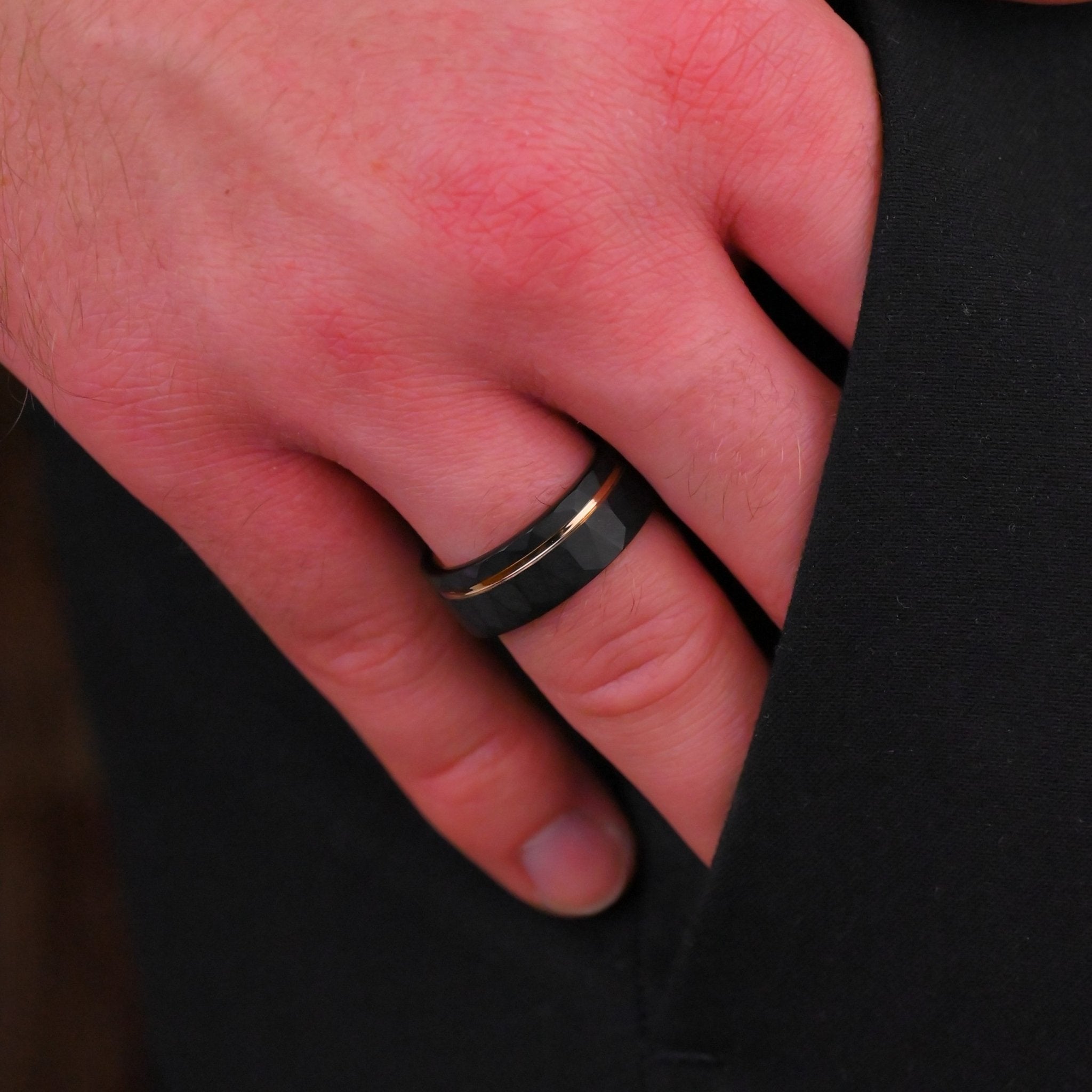 Schwarze Tungsten Ringe für Paare mit Roségoldstreifen und robustem Design