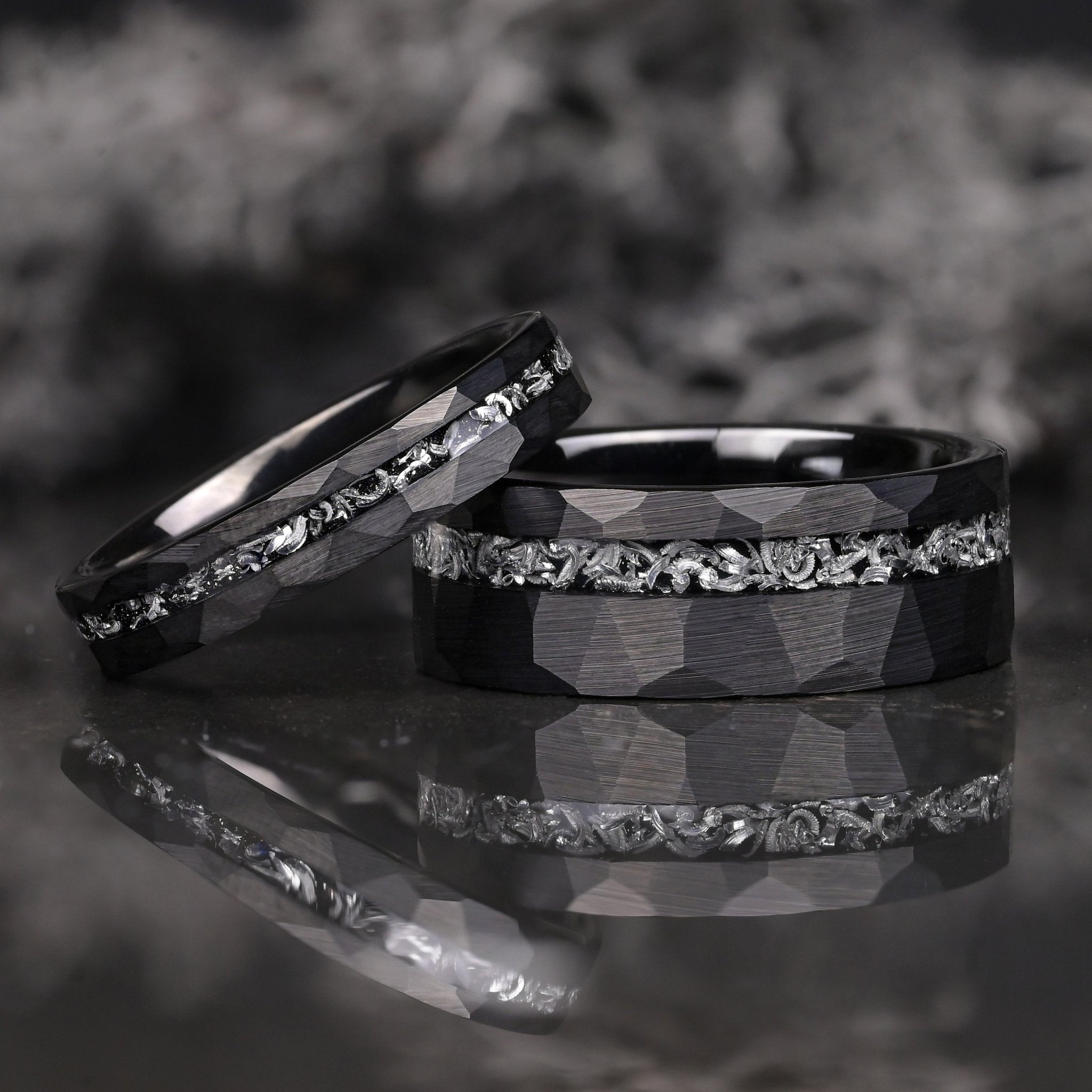Ringe für Paare aus schwarzem Wolfram mit Meteoriteneinlage