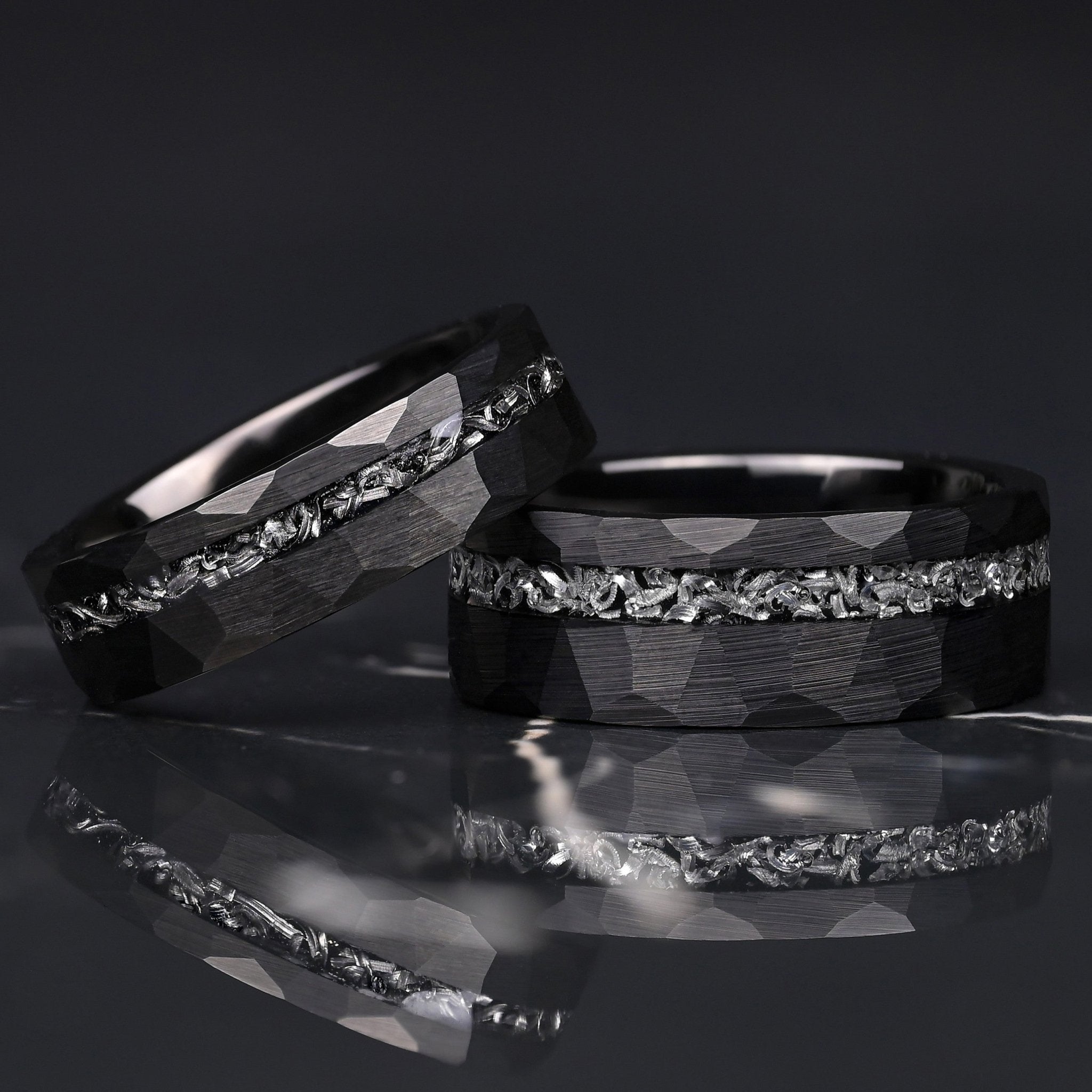 Ringe für Paare aus schwarzem Wolfram mit Meteoriteneinlage