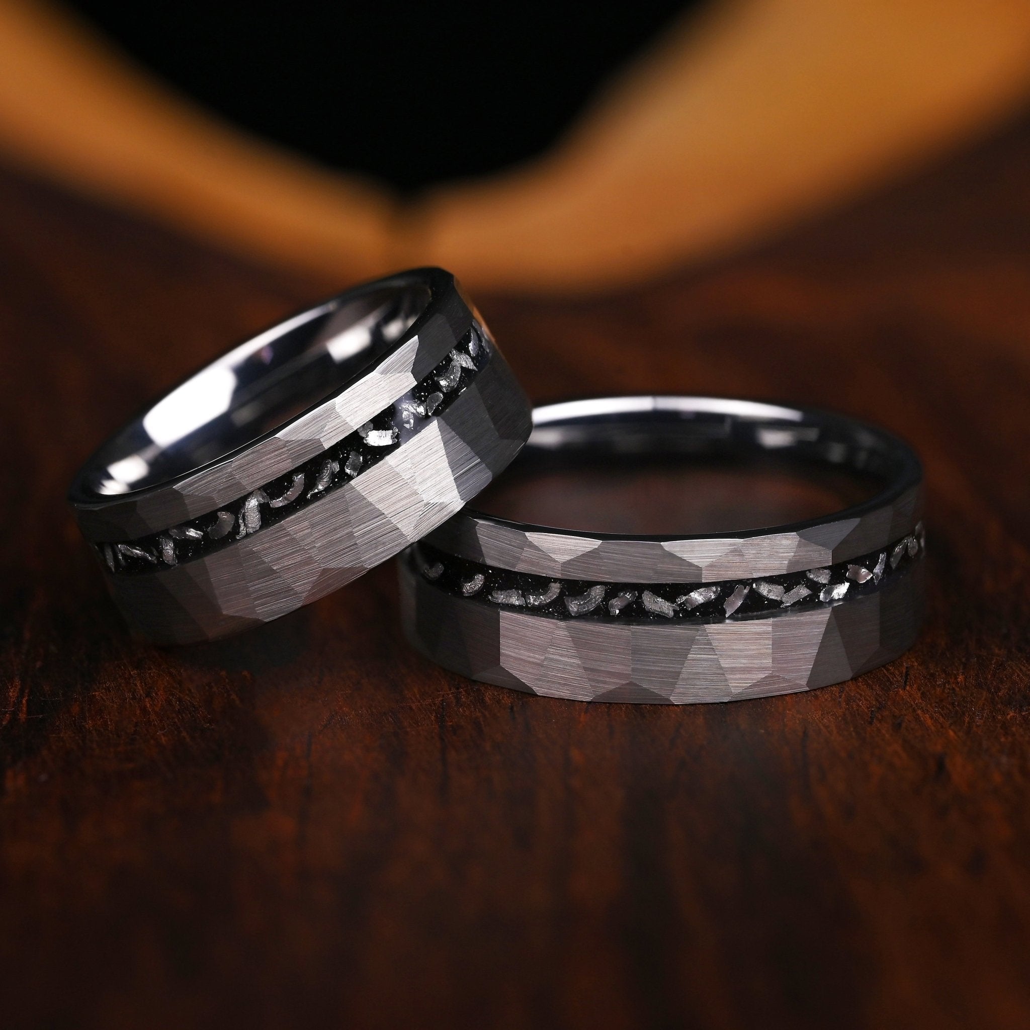 Ringe für Paare aus Silber-Wolfram mit Meteoriteneinlage