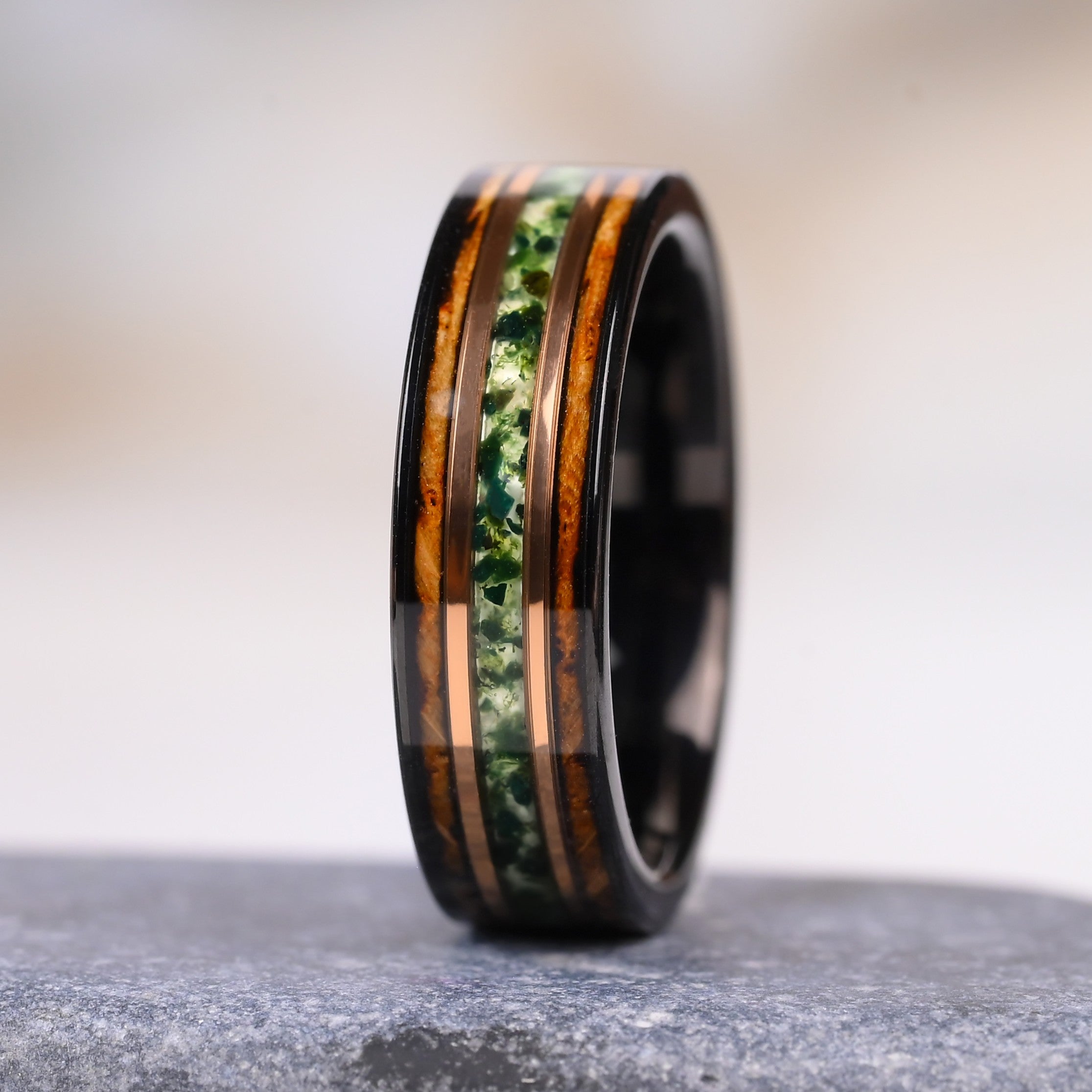 Waldgold – Ringe für Damen– Wolframring – Einlage aus grünem Moosachat – Jubiläumsring, Ehering – Monetto-Ringe