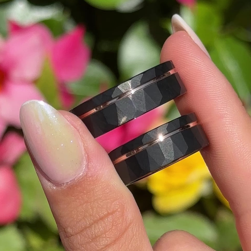 Video von Schwarze Tungsten Ringe für Paare mit Roségoldstreifen und robustem Design