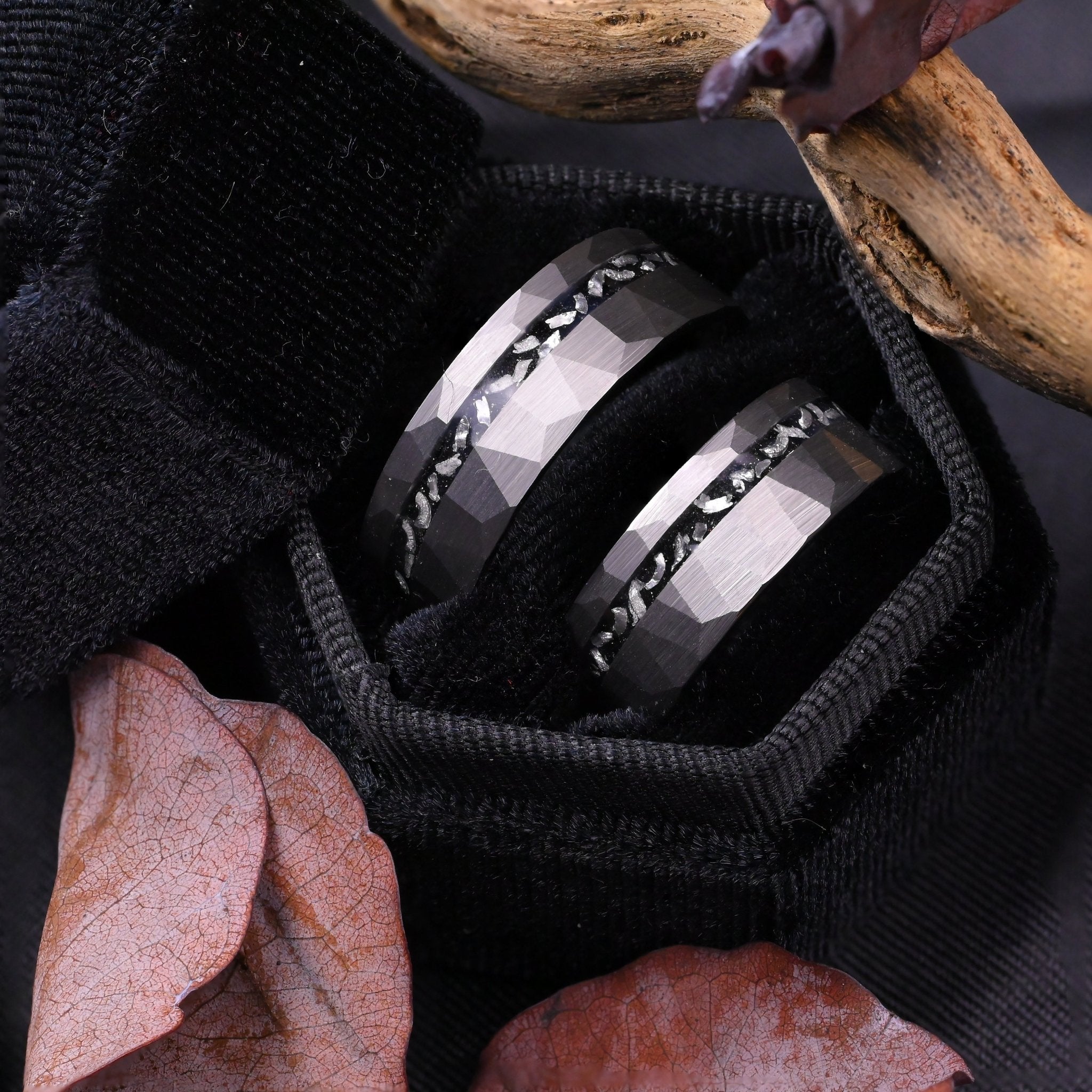 Ringe für Paare aus Silber-Wolfram mit Meteoriteneinlage
