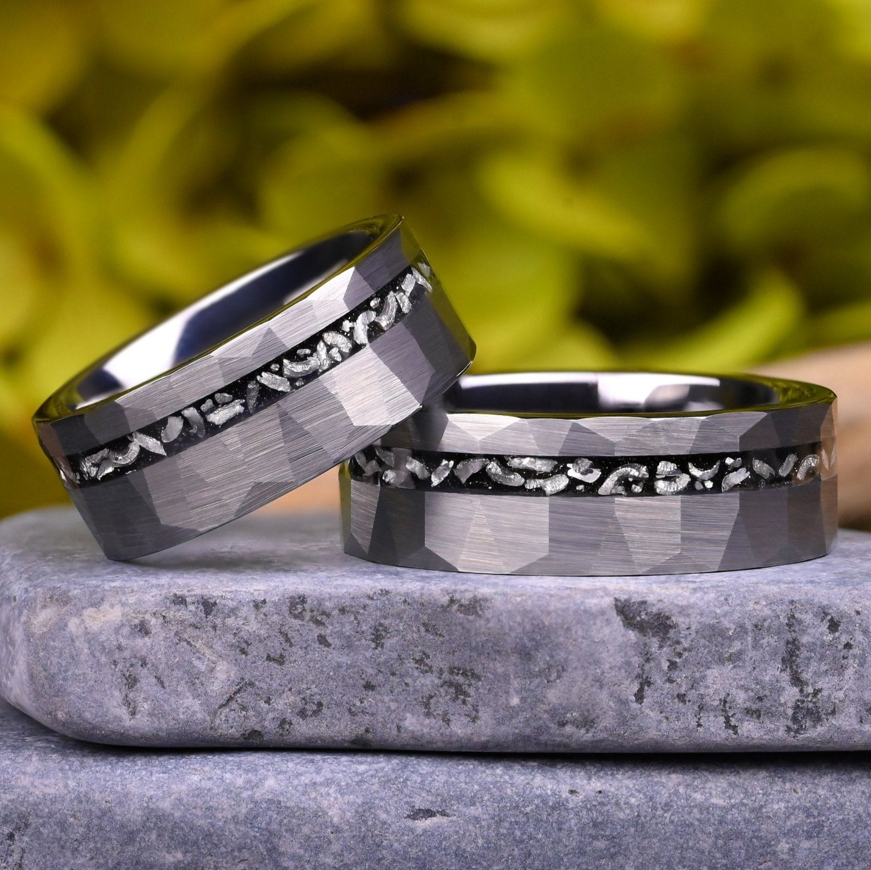 Ringe für Paare aus Silber-Wolfram mit Meteoriteneinlage
